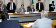 Burocracia e eleio atrasam projetos