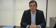 O administrador de Fernando de Noronha discute moradia e transporte areo